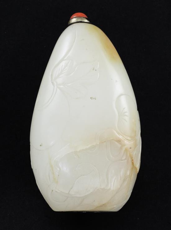 A Chinese white and russet jade pebble snuff bottle, 1800-1900, 6.6cm, gilt metal and coral stopper